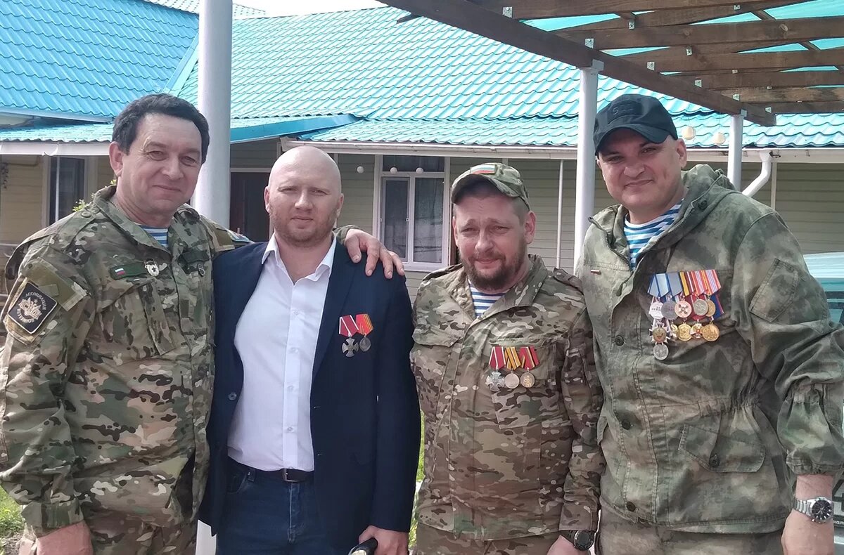 Е.Н.Филонов (слева) с однополчанами СВО.