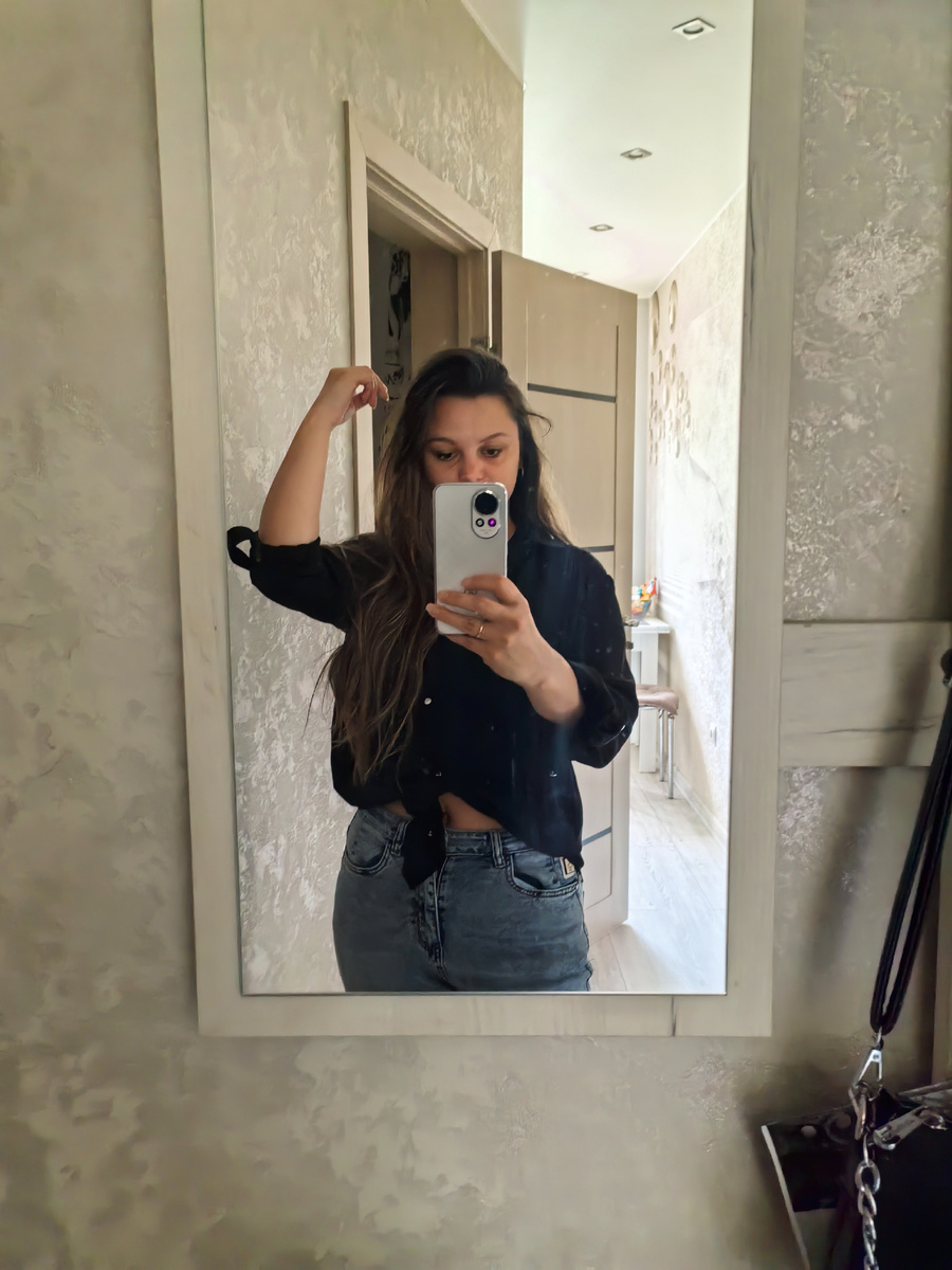 У подруги дома. Она живёт в 2 минутах ходьбы от моего дома детства на ул. Емельянова. У неё мы и живём)