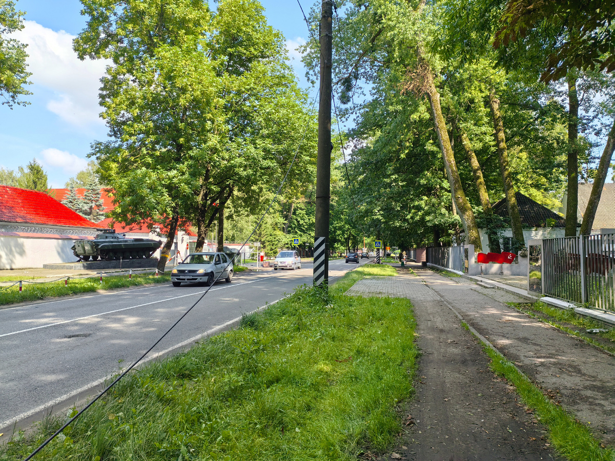 Дорога в школу #26. По бокам воинские части.