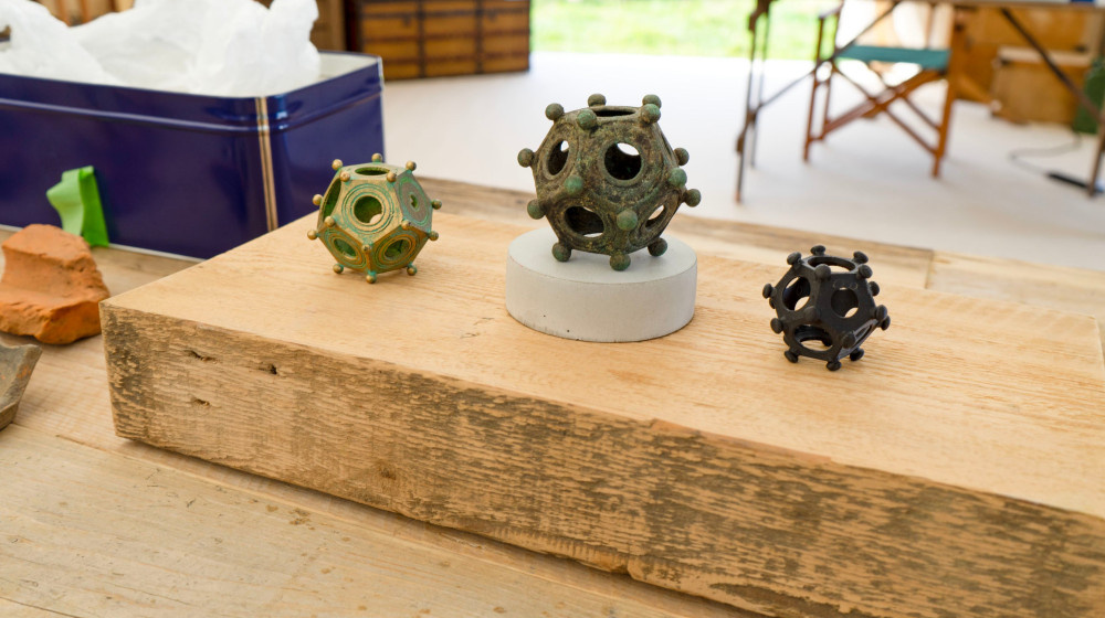    Эти предметы нарушают законы физики и никто не может объяснить почему