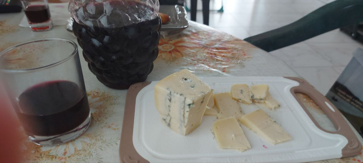 Холодное, красное вино.