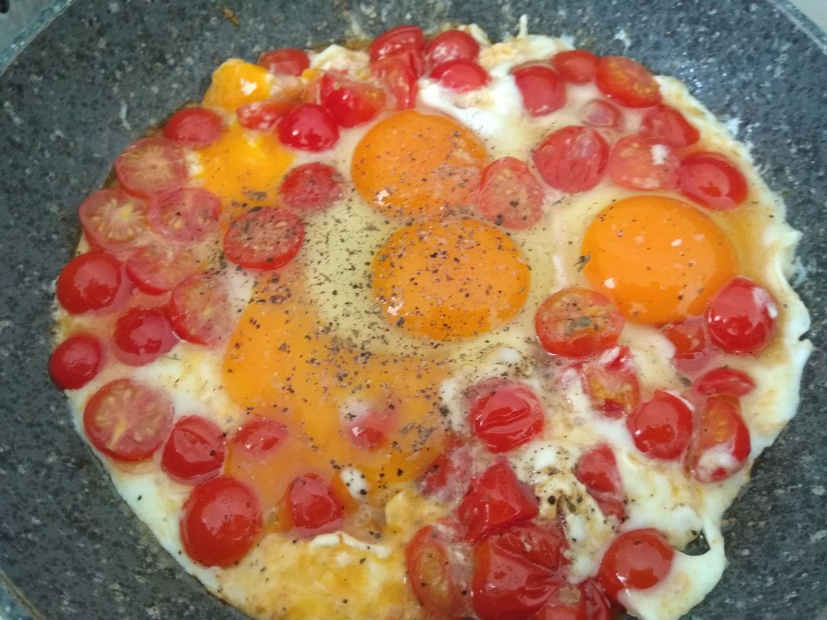 Яичница с помидорами черри.