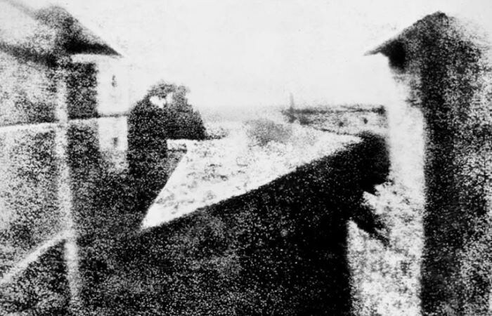 Первая в истории фотография Нисефора Ньепса, сделанная из окна его дома