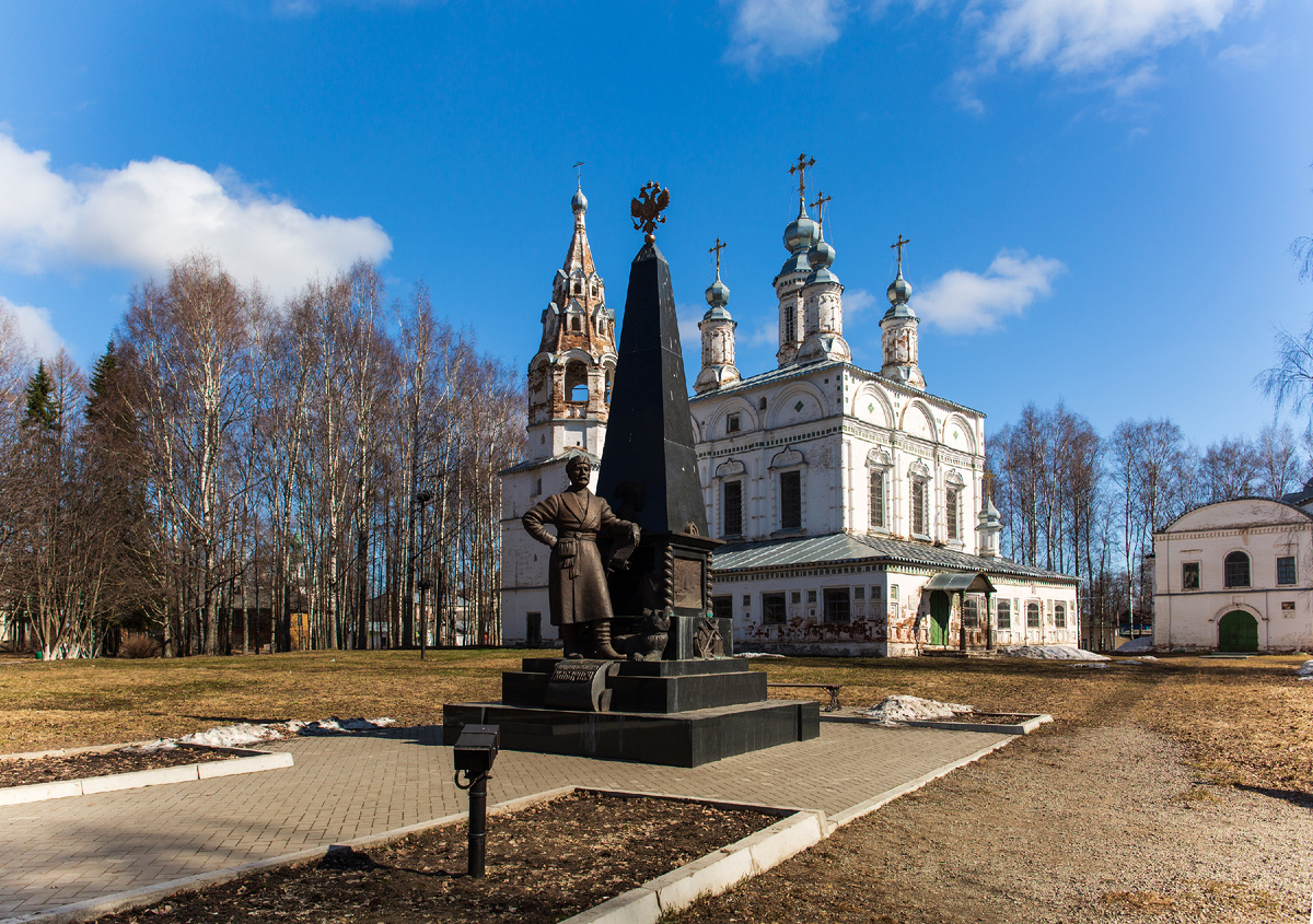 Великий Устюг, Комсомольская площадь, 3 — Спасо-Преображенский храм, 
Памятник Е.П. Хабарову
