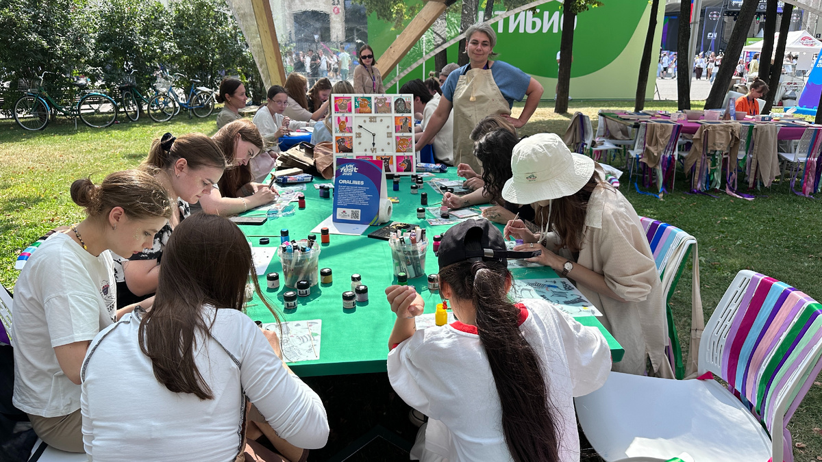 Мастер-класс на локации Oralines. На заднем плане основательница бренда - Оксана Демикова. Фото: Умный Фломастер