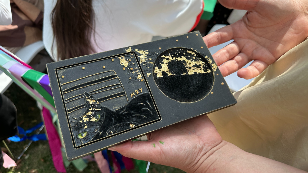 Расписанная деревянная плитка каф'декор (вариант-подставка по чашку). Фото: Умный Фломастер