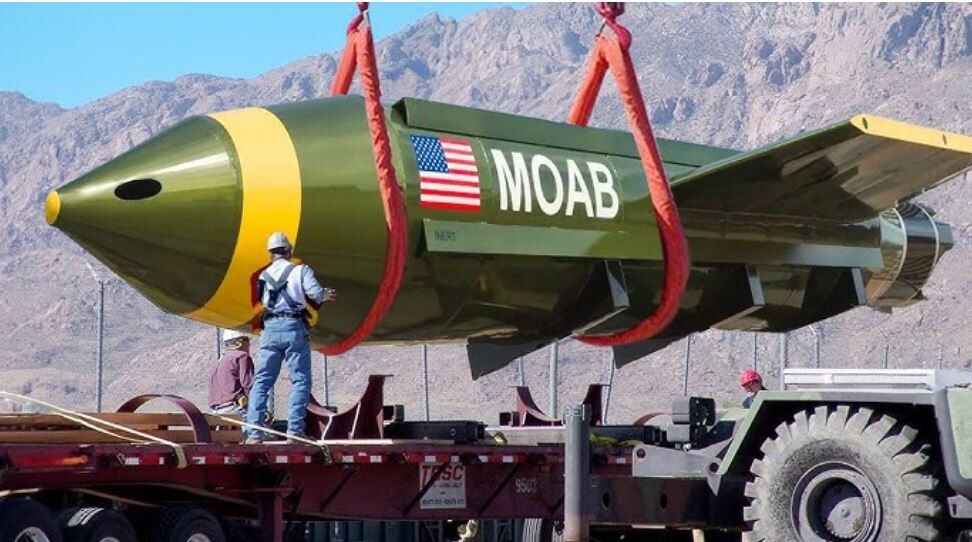 Фугасная американская авиационная бомба. GBU-43/B Massive Ordnance Air Blast. Фото для иллюстрации из открытых источников.