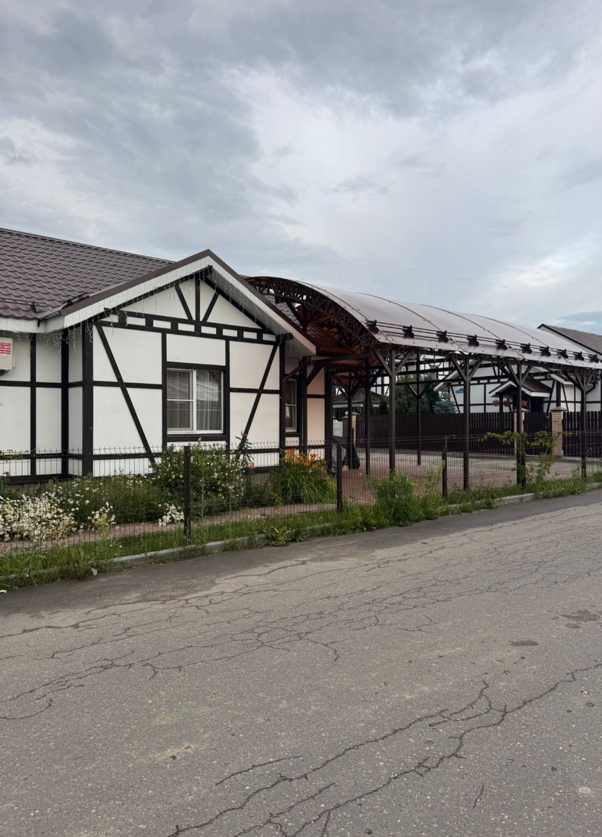 Все дома в едином стиле, разной этажности.