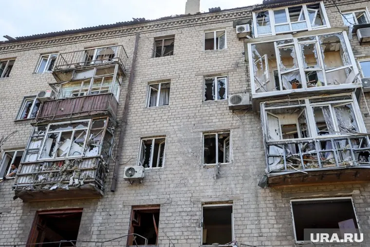 Последствиями удара по центру Донецка стали выбитые в доме окна и разрушенные балконы
Фото: Дмитрий Ягодкин/ТАСС