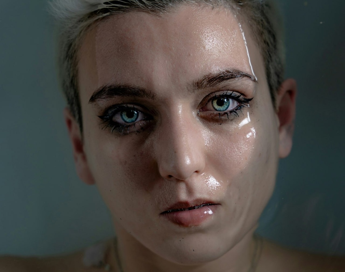 Если вас "заливает" - возможно, в организме как раз недостаточно воды.