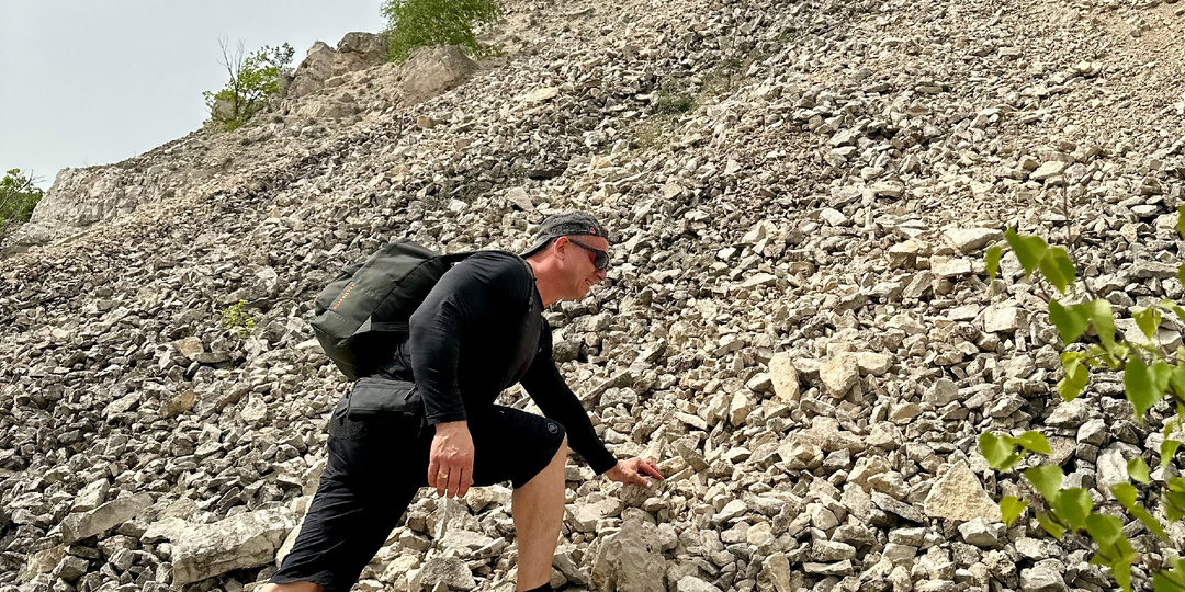 Ваш отпускной рекорд 35 000 шагов? Стоп! Сначала узнайте, что говорит наука (и опытный тренер) о пользе и скрытом вреде.