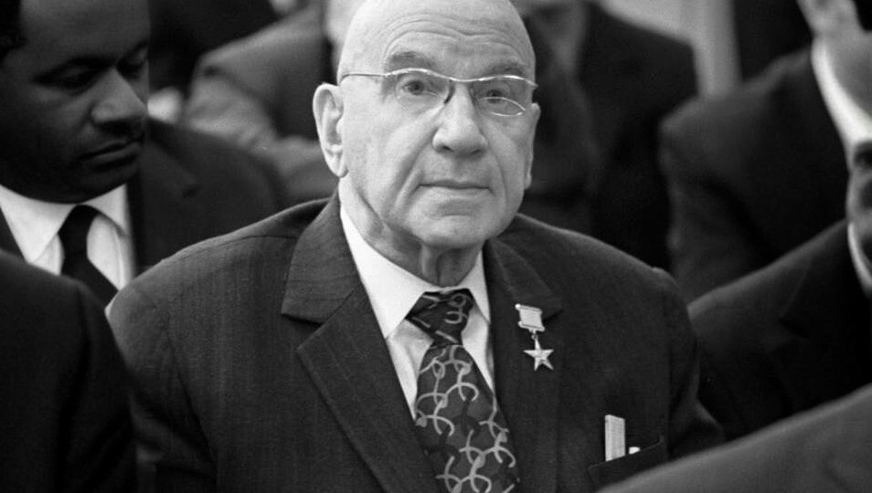 Если вам 65-70: 1 чайная ложка каждый день поможет сохранить ясность ума и еще 4 рекомендации академика Микулина