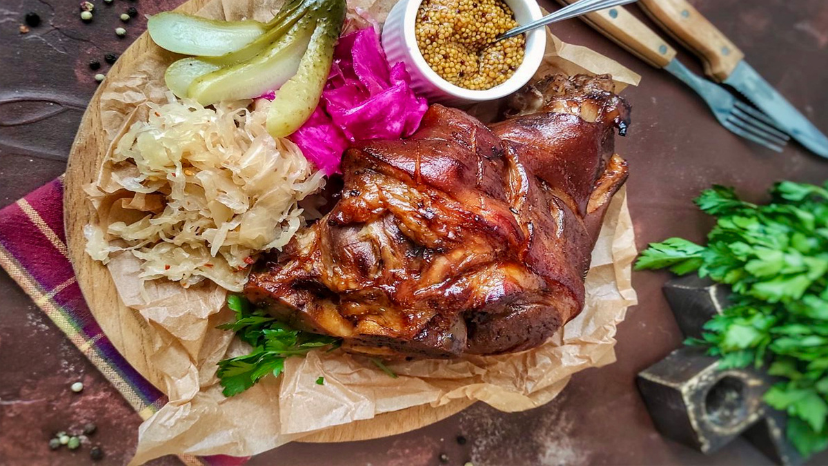 Рулька с квашеной капуской и малоселенными огурчиками