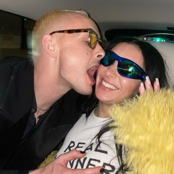     Чарли XCX вышла замуж за барабанщика