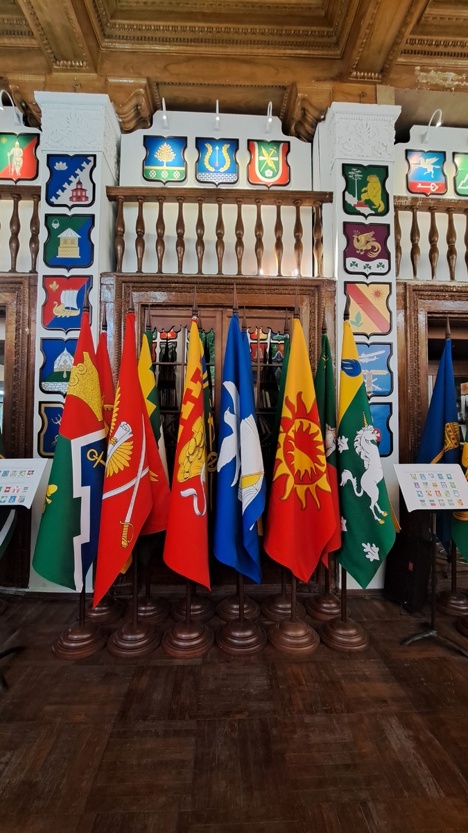 Зал, где собраны флаги и гербы московских районов.