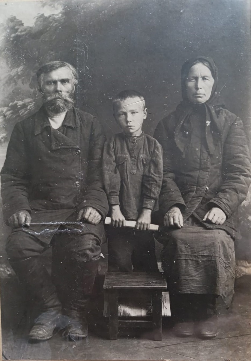 Степан Лаптев с женой Акулиной и внуком Геннадием, 1929 г.
