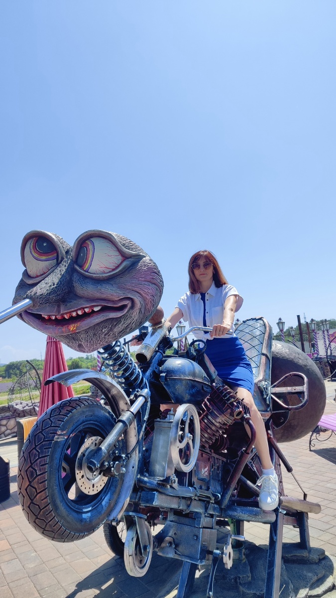 Странный мотоцикл. Даже я решила залезть для эффективного фото