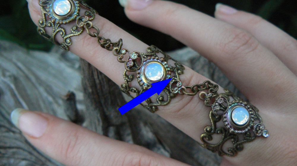    Тайные украшения которые перепрограммируют своих владельцев