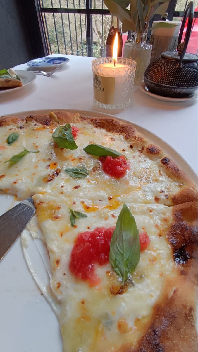 Нежнейшая пицца на тонком тесте в ресторане "Мамай Кале".