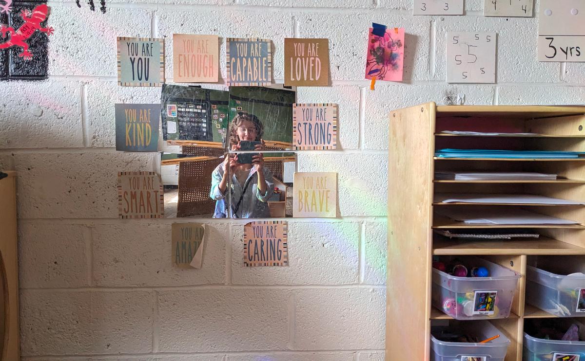 Немного о том, откуда берется такая способность замечать хорошее в других. Это плакат из группы садика, где детям по 3-4 года. Надписи у зеркала: ты добрый, ты смелый, ты умный. 