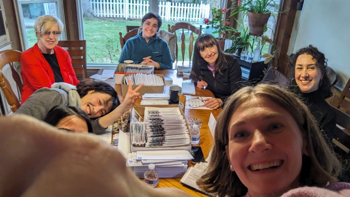 А здесь я. автор этого канала, Даша с края света, и как работает помощь в действии. Отправила сообщение в нашу учебную группу и смогла собрать 6 прекрасных волонтеров из разных стран, когда мне нужно было за один вечер упаковать и отправить 400 конвертов людям, которые финансово помогают нашему центру. 