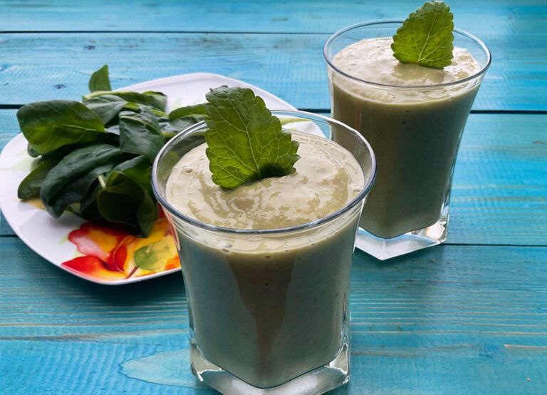 Смузи из ягод и авокадо 