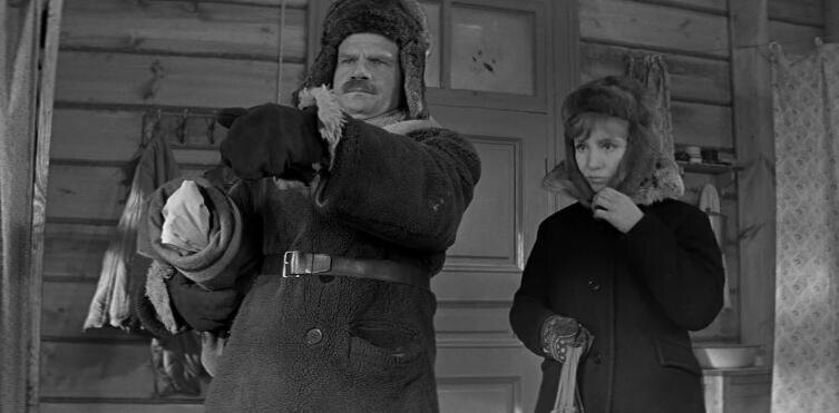    Михаил Пуговкин и Надежда Румянцева Кадр из фильма «Девчата», 1961 г., киностудия «Мосфильм»