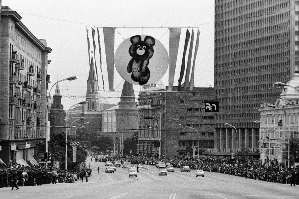    Эстафета Олимпийского огня на улице Горького в Москве. Валерий Зуфаров / Иллюстрация из книги Ивана Корнеева «Олимпийский Мишка»