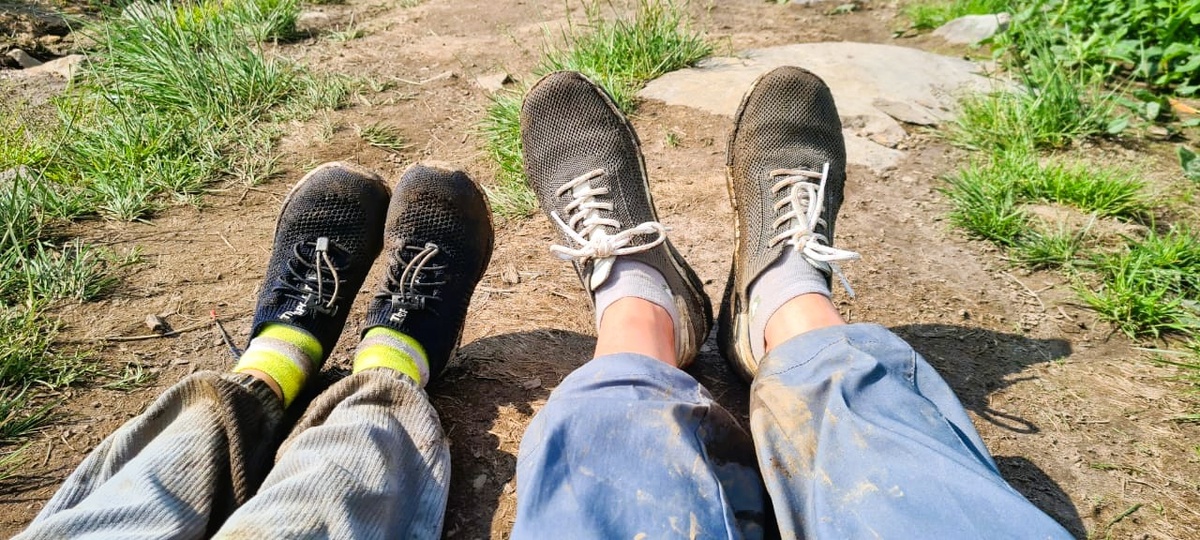 Грязные ноги, мои и моего сына. Фото автора.