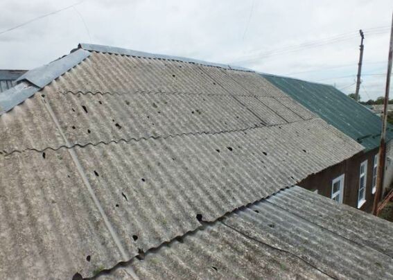 Побитая градом шиферная крыша