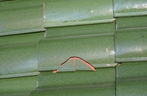 Побитая градом керамическая черепица