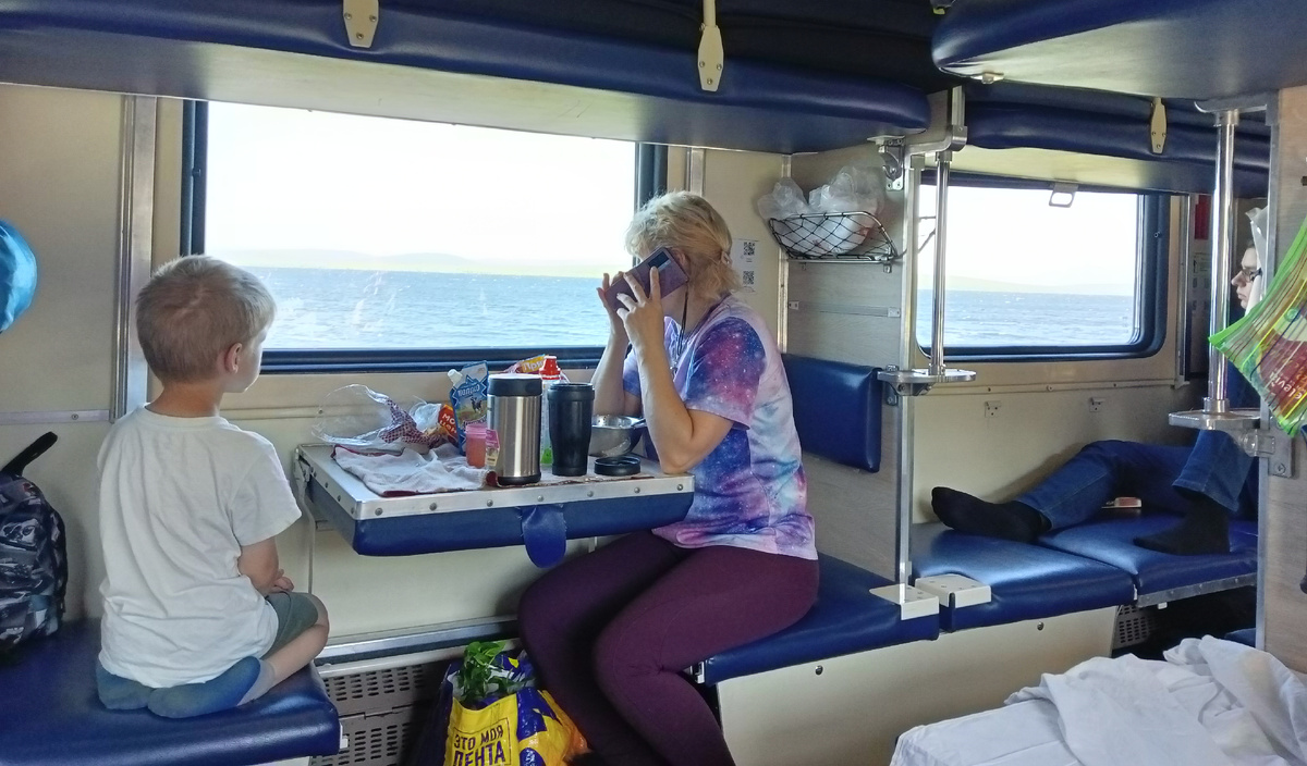 А из нашего окна - озеро Имандра видна(о)