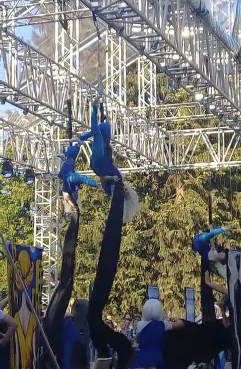 Смотреть на верх фото))) Спектакль «Верка», Театр-студия «CONTRAST / КОНТРАСТ». Фото автора