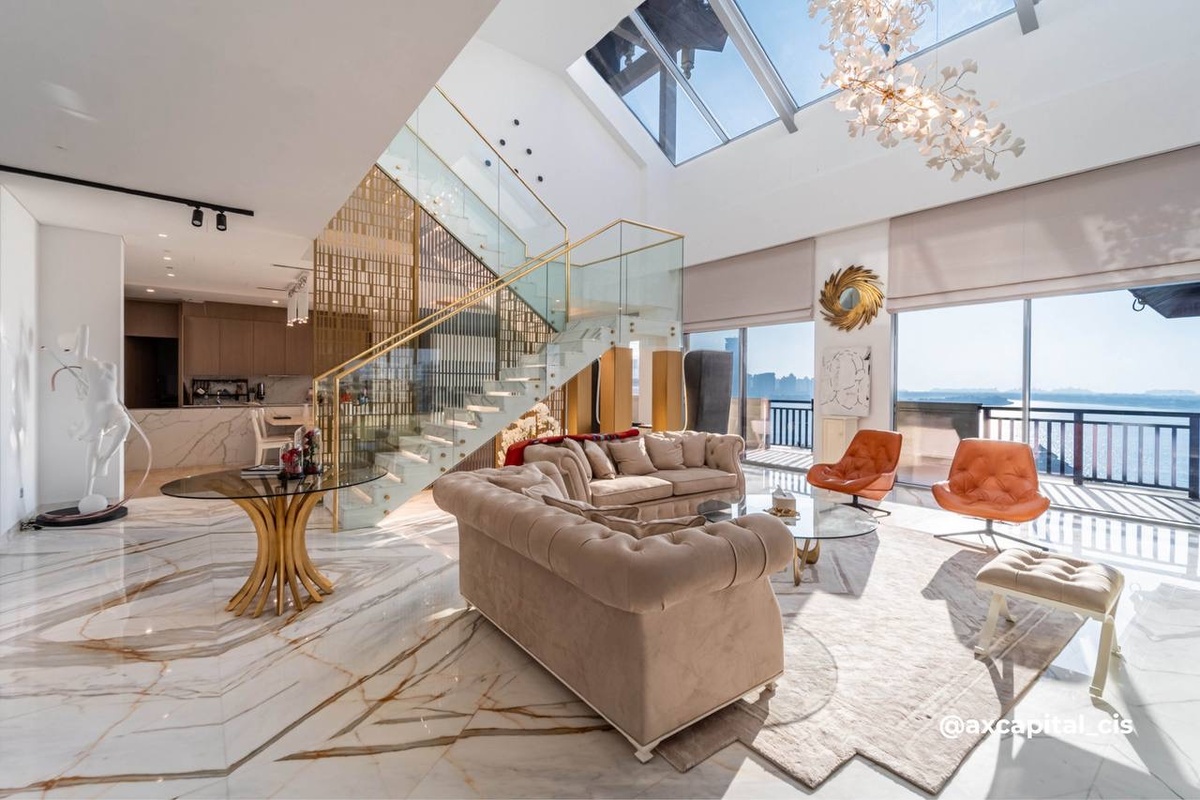 Высокие потолки и лестница