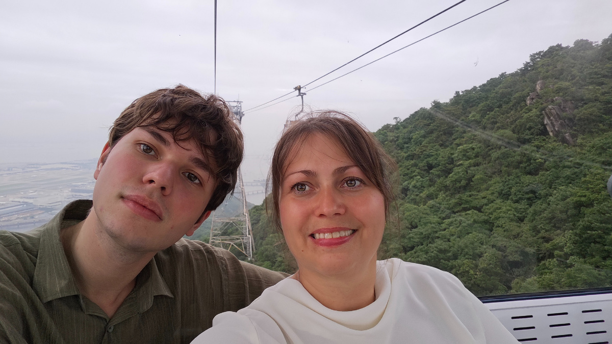 С сыном. Красивое фото. Все равно на экзамене не было телефонов, чтобы сделать фото