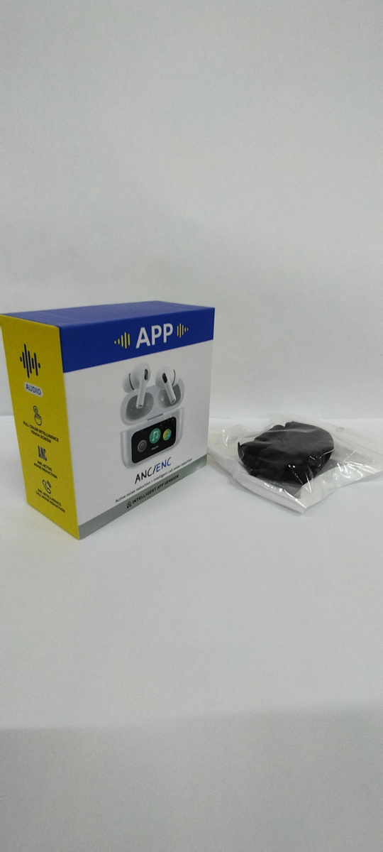 помимо наушников, продавец положил ещё силиконовый чехол с карабином. Приятно!