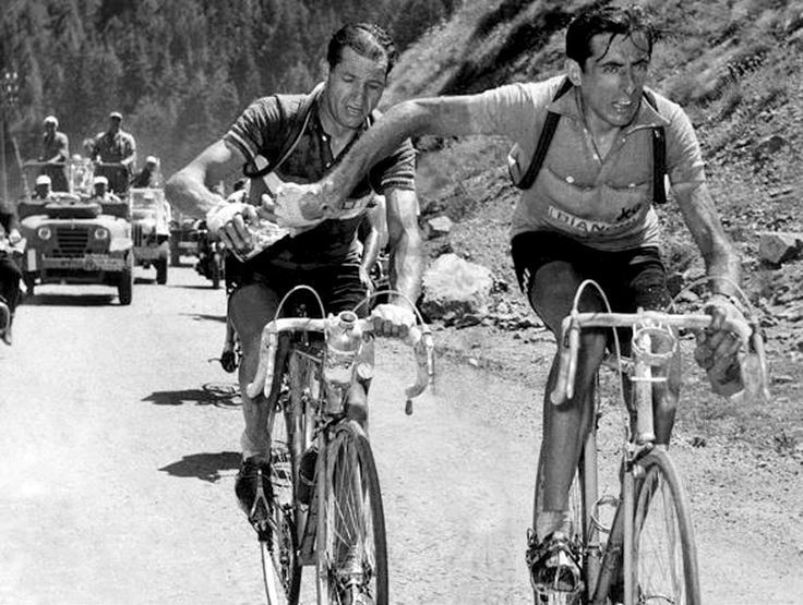 Кадр, ставший спортивной легендой - Бартали делится водой с соперником на трассе. 