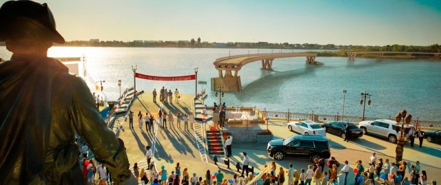 Кадр из фильма "День выборов 2", рухнувший у всех на виду мост через "Волгу", котоырй построил губернатор в предверр выборов.