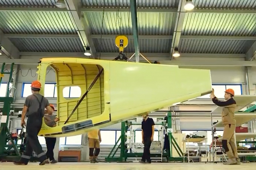 Процесс сборки третьего лётного образца самолёта ЛМС-901 "Байкал". Фото для иллюстрации из открытых источников.