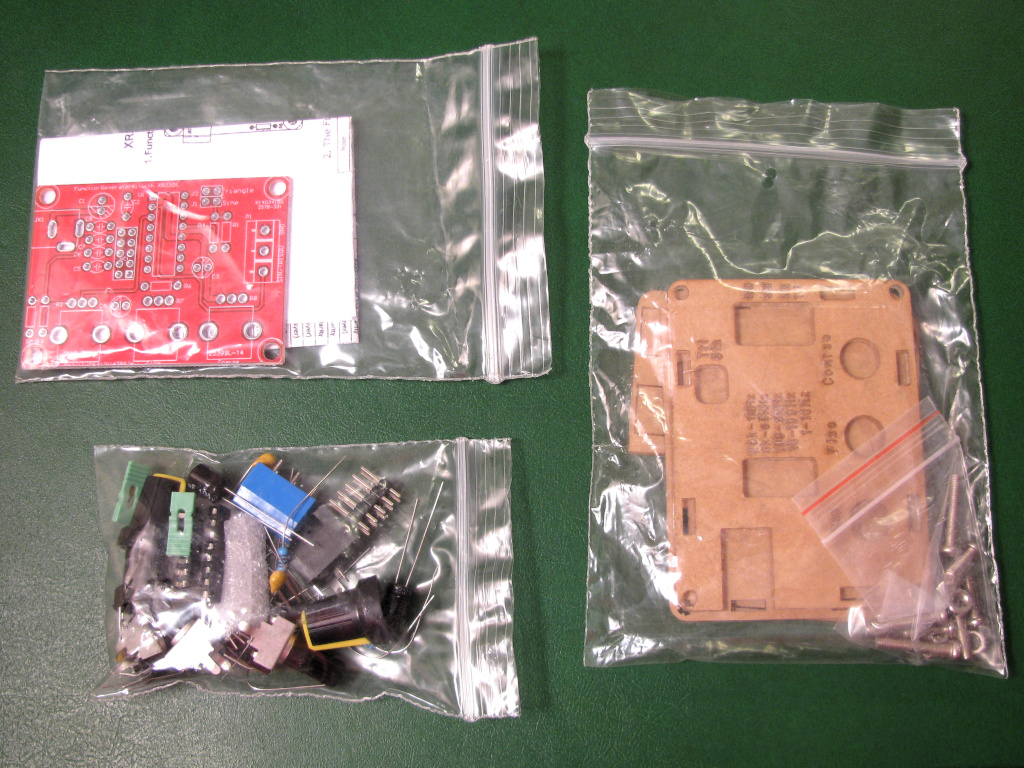 02. Содержимое посылки с радиоконструктором.