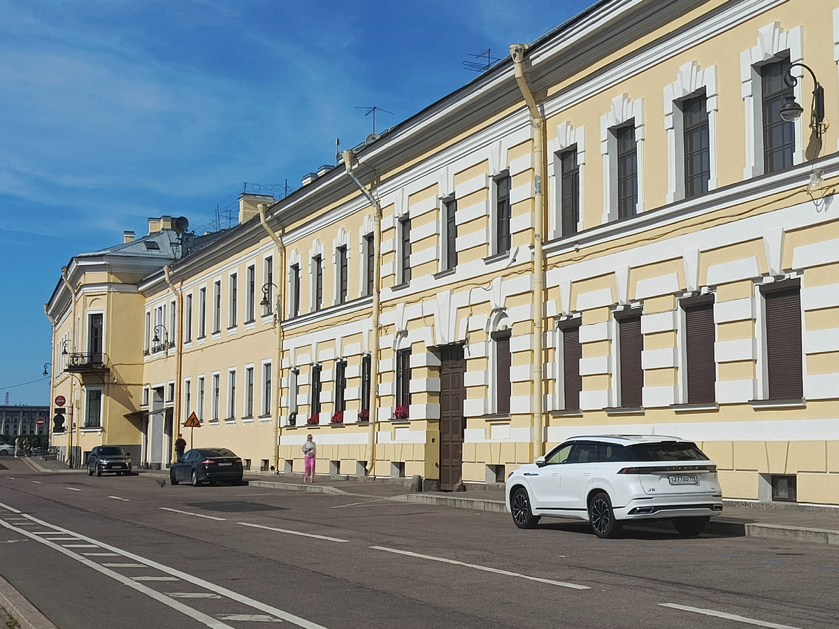 Вход во дворик вот в те большие двери.