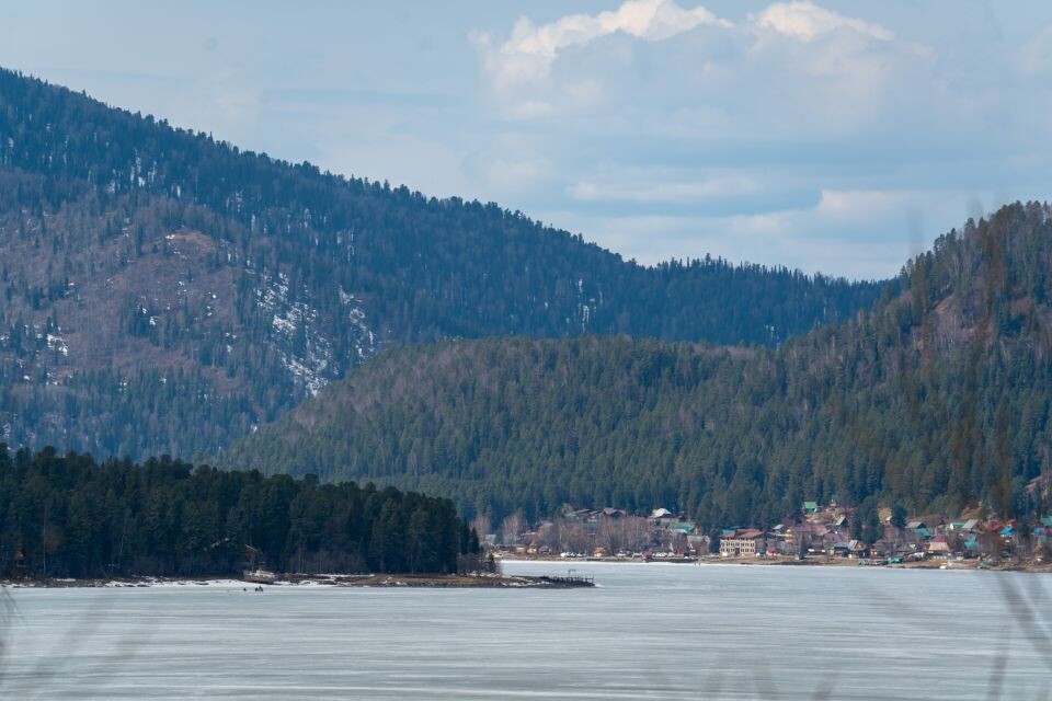    Телецкое озеро и его окрестности. Апрель 2025 года . Источник: Андрей Сороко/"Толк"