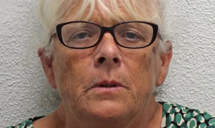 Дебора Мейсон называла себя «Гангста Дебс». У её дочери Деми Брайт номер матери был сохранён в телефоне как «Королева Пчёл».