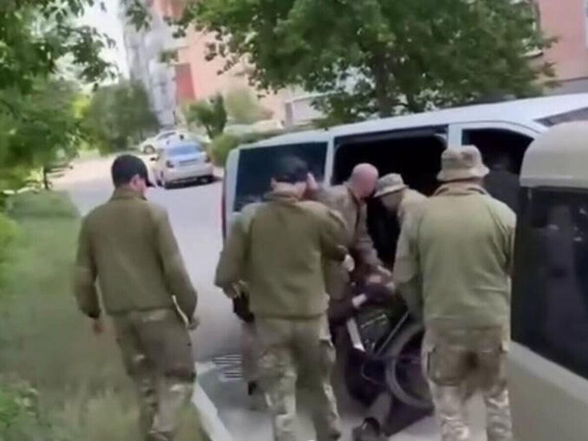    Сотрудники ТЦК задержали велосипедиста в Харькове, Украина. Кадр видео из соцсетей