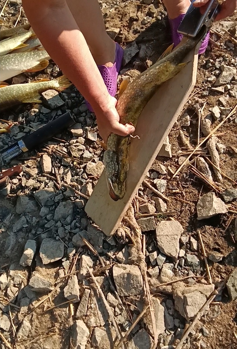 Вот такая доска с прищепкой облегчит ваш труд.