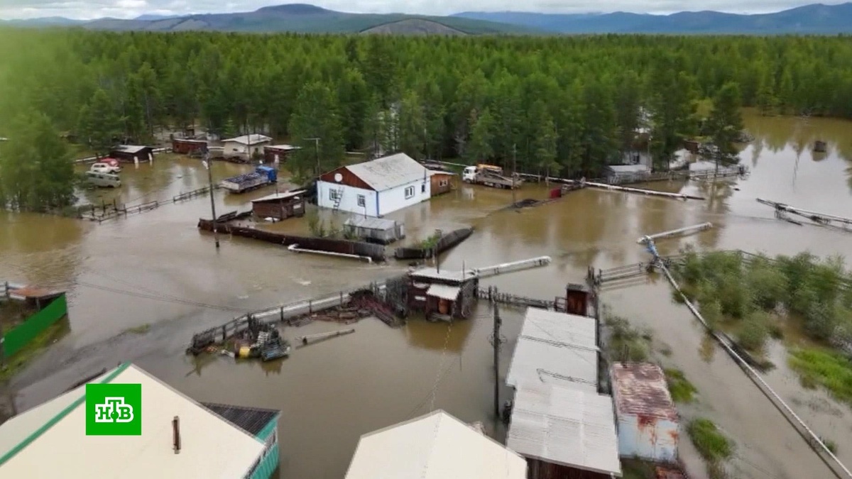    Смыло асфальт, дрова и огороды: в Якутии эвакуируют пострадавших от паводка
