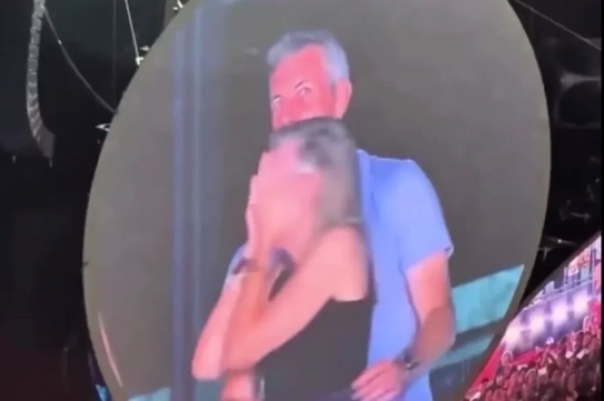    Глава Astronomer Байрон покинул пост после скандала на концерте Coldplay