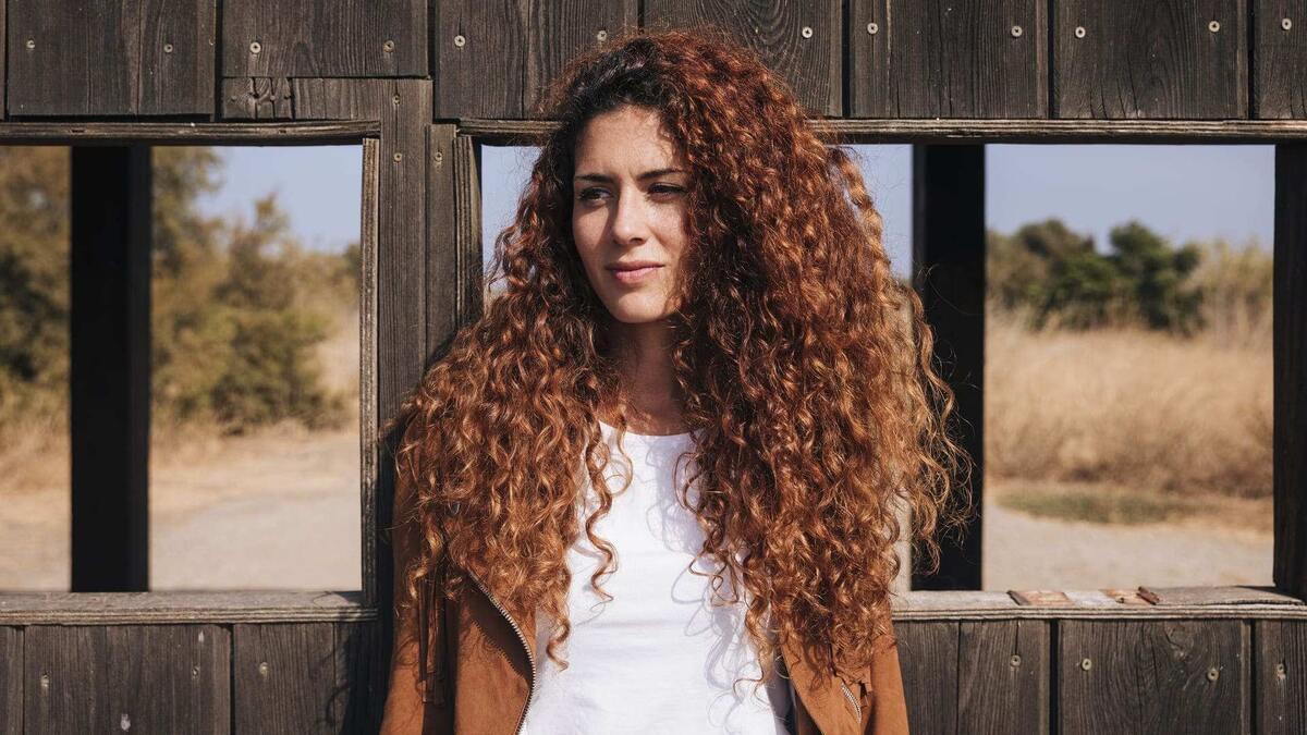    Кудрявым волосам нужен особый уход. Фото: Freepik