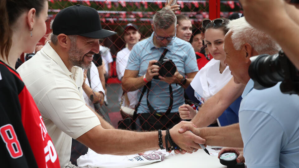     Овечкин раздал автографы на "коробке" своего детства в Москве ИЗВЕСТИЯ/Федор Успенский