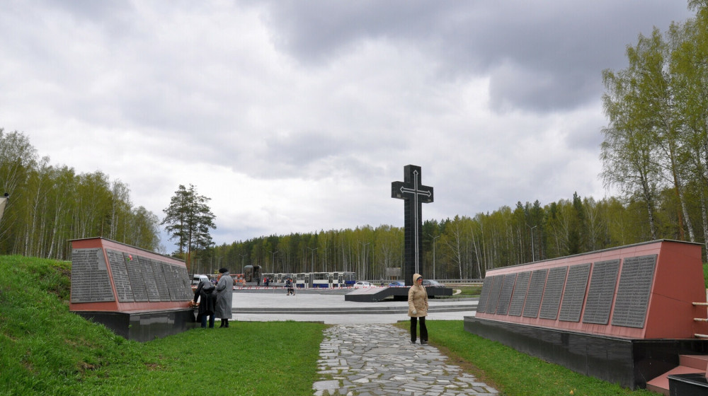    Громкие камни памяти
